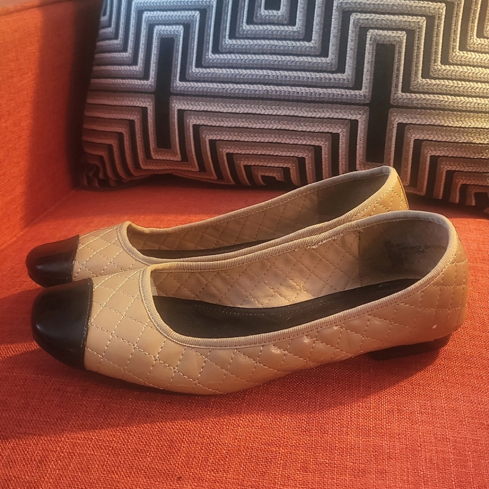 💕Vintage east 5th flats!